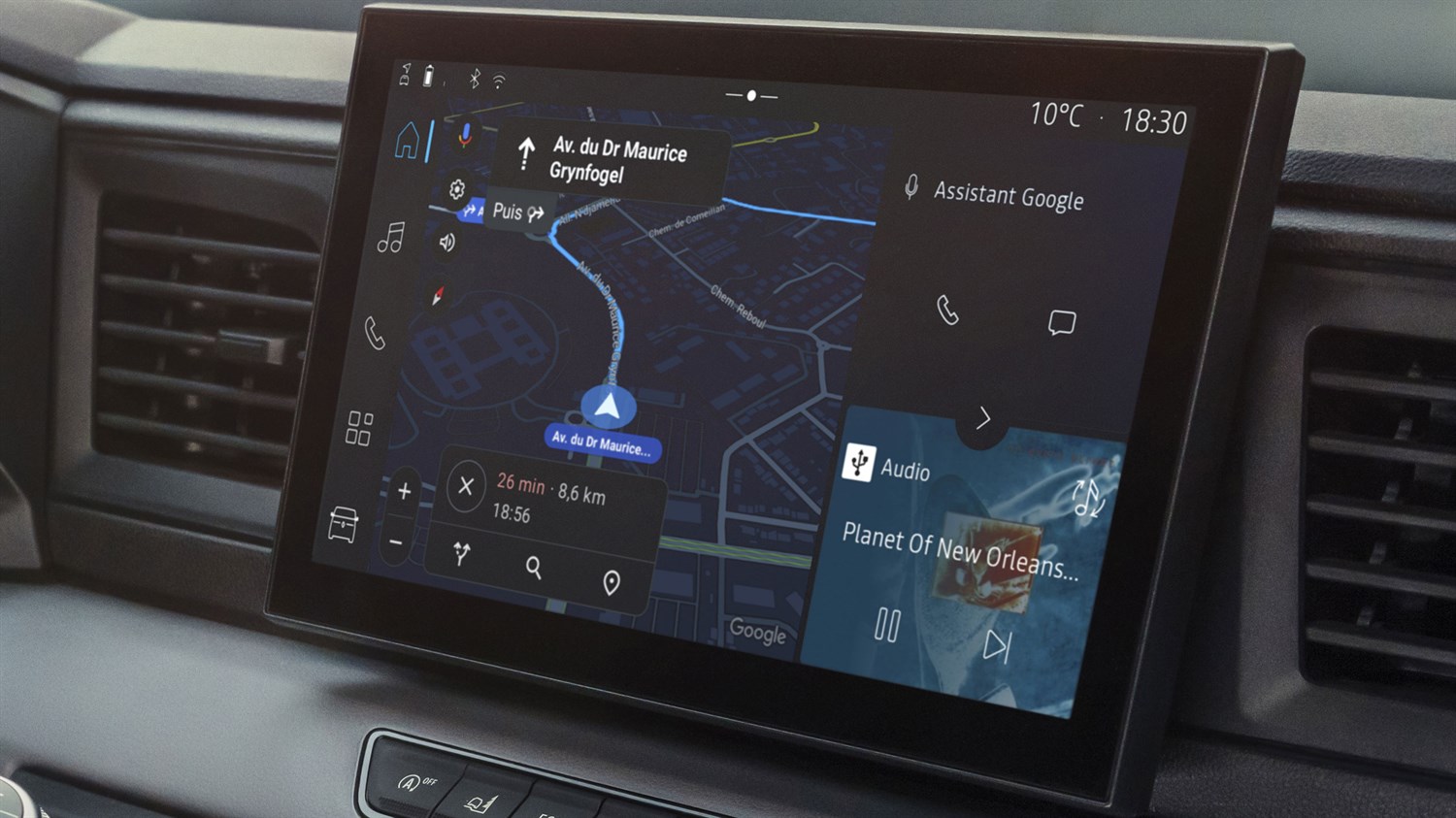 Armaturna plošča vozila Renault Master z vključenim navigacijskim zaslonom.
