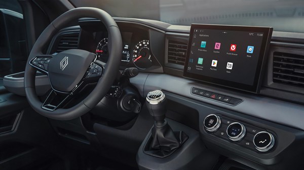 Notranjost vozila Renault Master z volanom, digitalnim zaslonom in ročico ročnega menjalnika.