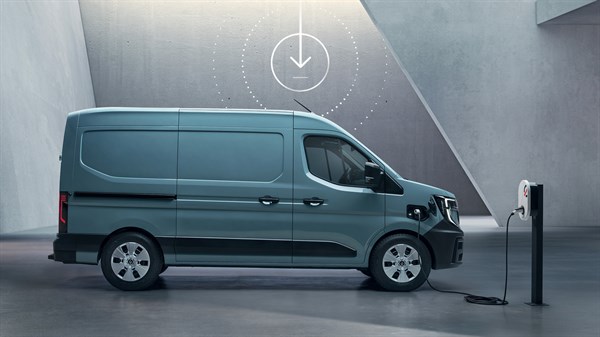 Vozilo Renault Master, priključeno na električno polnilnico.