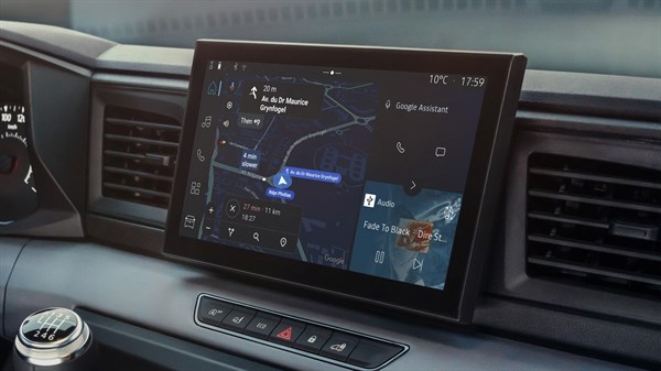 Armaturna plošča vozila Renault Master z vključenim navigacijskim zaslonom.