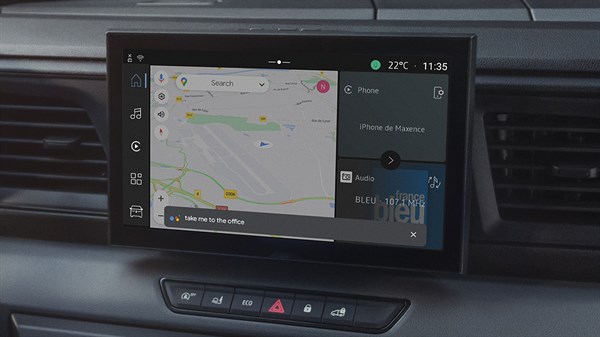 Armaturna plošča vozila Renault Master z vključenim navigacijskim zaslonom in funkcijo "Hey Google".