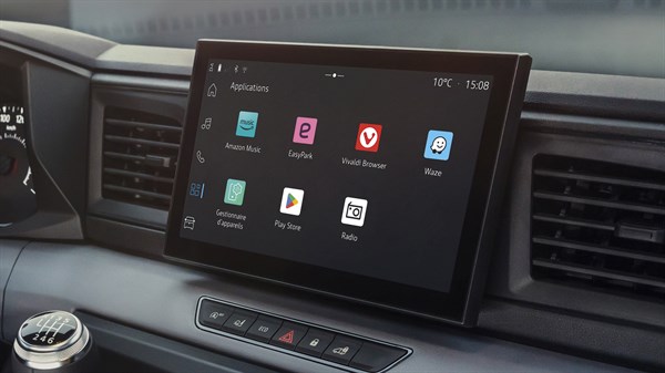 Armaturna plošča vozila Renault Master s prikazanimi aplikacijami kot so EasyPark in Play Store.