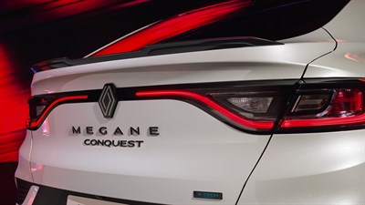 Renault Megane Conquest E-Tech full hybrid -velik spojler, prosojne luči in prepoznavno oznako E-Tech