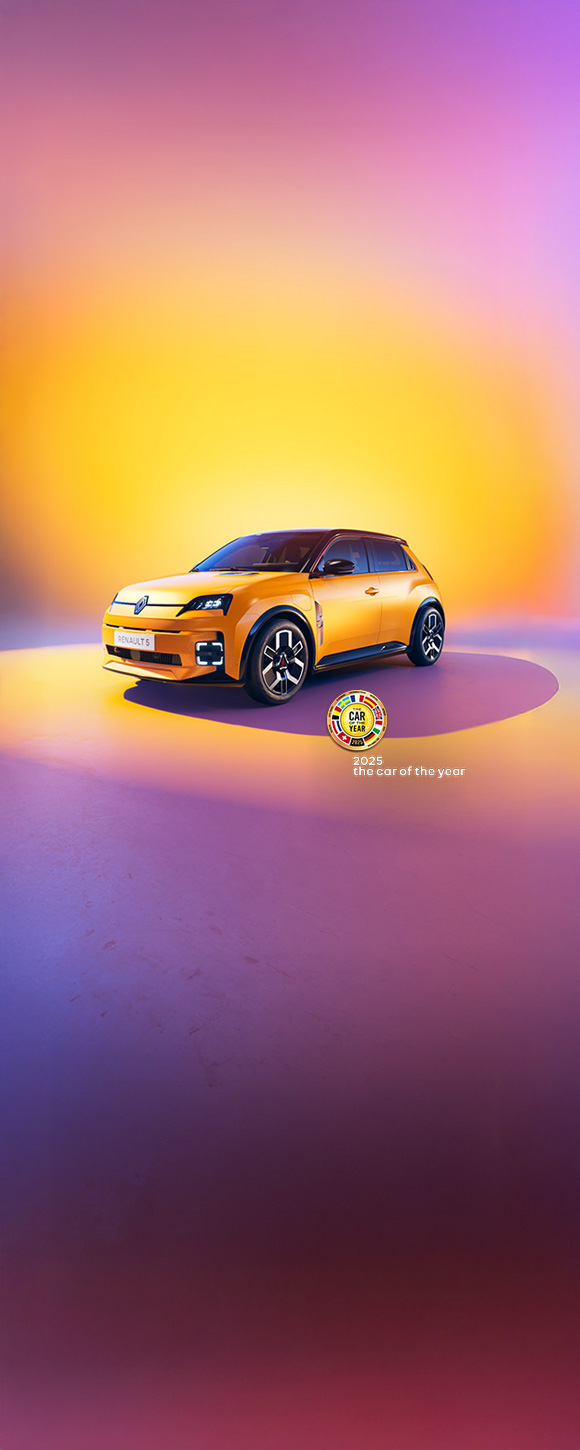 Električni avto Renault 5 E-Tech, nagrajen kot avto leta 2025, v rumeni barvi na barvitem ozadju.