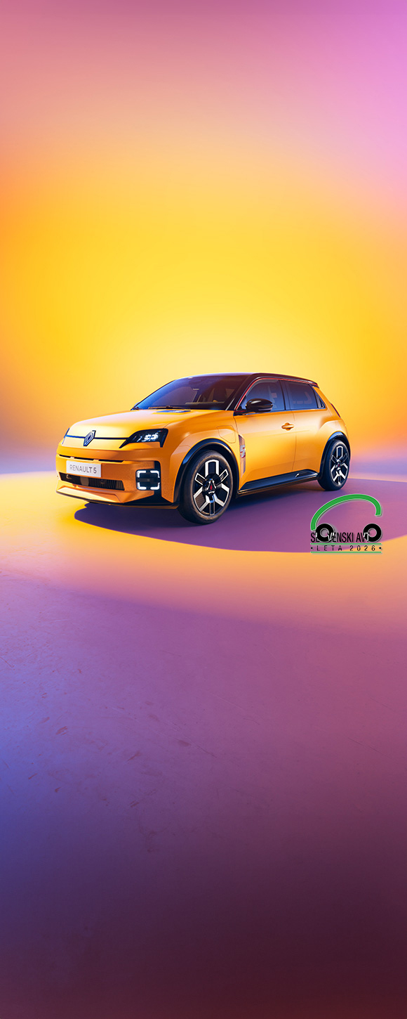 Električni avto Renault 5 E-Tech, nagrajen kot avto leta 2025, v rumeni barvi na barvitem ozadju.