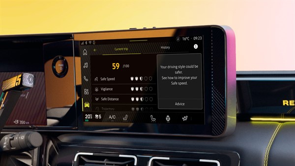 Zaslon v notranjosti vozila Renault 5 E-Tech Electric, ki prikazuje analizo sloga vožnje in varnostne nasvete.