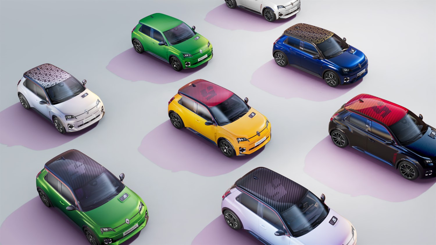Več električnih vozil Renault 5 E-Tech v različnih barvah in z unikatnimi vzorci na strehi, razporejenih na svetli podlagi.