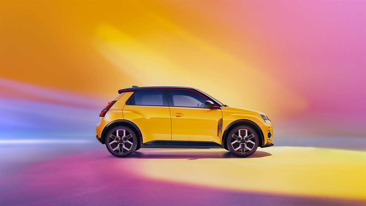 Renault 5 rumene barve, bočni profil na barvitem ozadju.