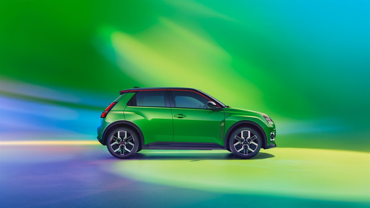 Renault 5 zelene barve, bočni profil na barvitem ozadju.