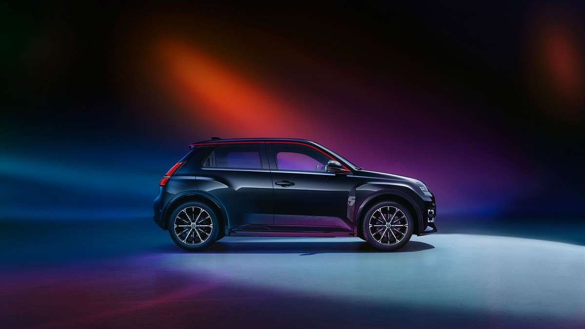 Renault 5 črne barve, bočni profil na barvitem ozadju.