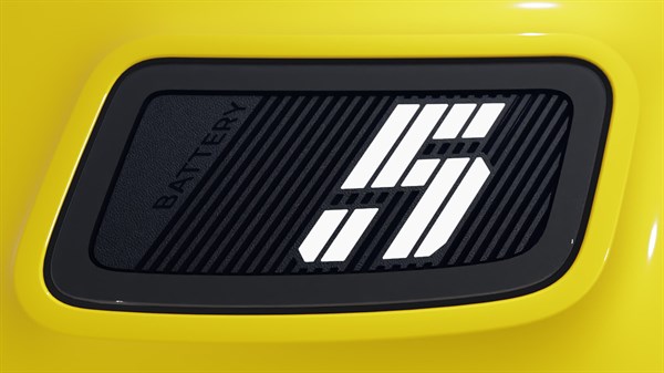 Podrobnost baterijskega pokrova na rumenem Renault 5 E-Tech z logotipom "5".