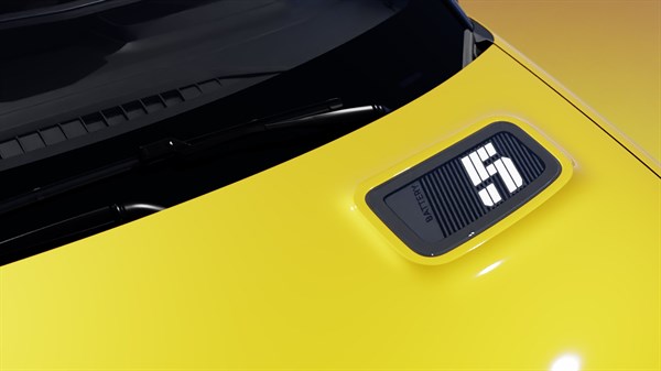 Pokrov baterije z logotipom "5" na pokrovu motorja rumenega Renault 5 E-Tech.