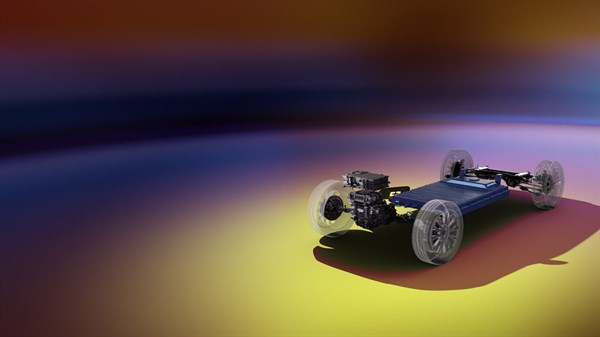 Platforma vozila Renault 5 E-Tech z vidnim pogonskim sklopom, baterijo in kolesi, na barvitem ozadju.