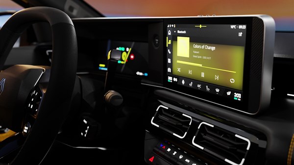 Notranjost vozila Renault 5 E-Tech s prikazom zaslona na dotik in volana.