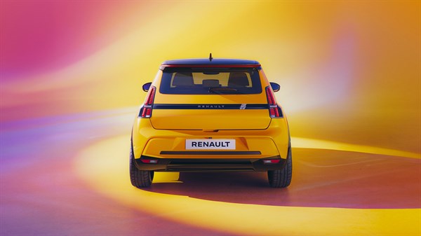 Zadnji pogled na rumeni Renault 5 E-Tech, na barvitem ozadju.