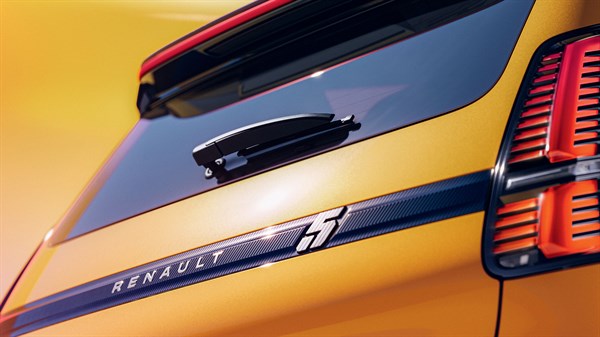 Zadnje steklo in osvetljen logotip "5" na zadnjem delu rumenega Renault 5 E-Tech.