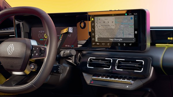 Notranjost Renault 5 E-Tech z navigacijo Google Maps na zaslonu multimedijskega sistema.