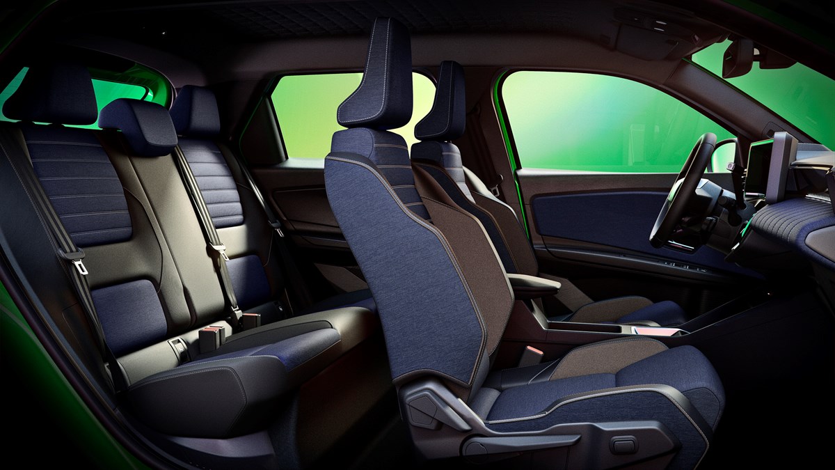 Notranjost Renault 5 E-Tech z sivo-črnimi tekstilnimi sedeži in digitalnim kokpitom.