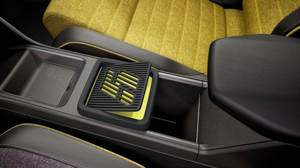 Detajl sredinske konzole Renault 5 E-Tech s predalom za shranjevanje in logotipom "5".