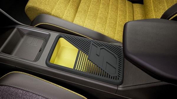 Velik predal za shranjevanje v sredinski konzoli vozila Renault 5 E-Tech z rumeno notranjostjo.