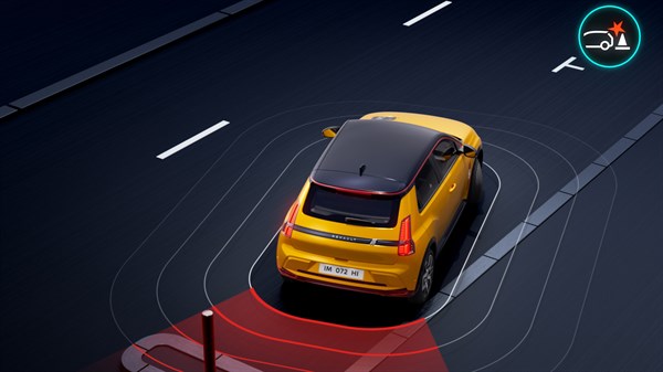 Rumeni Renault 5 E-Tech med aktivnim zaviranjem v sili z zaznavanjem ovire na cesti.