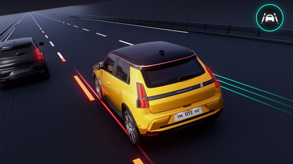 Renault 5 E-Tech z aktivnim opozorilnikom za menjavo voznega pasu na avtocesti.