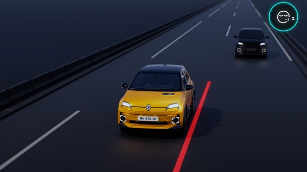 Renault 5 E-Tech z aktivnim opozorilnikom o utrujenosti voznika med vožnjo po avtocesti.