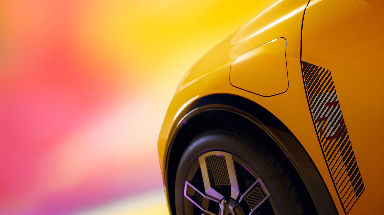 Detajl blatnika Renault 5 E-Tech z dekorativnim elementom in pokrovom za polnjenje.