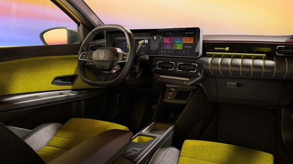 Notranjost Renault 5 E-Tech z digitalnim zaslonom, volanom in rumeno-črnimi sedeži.