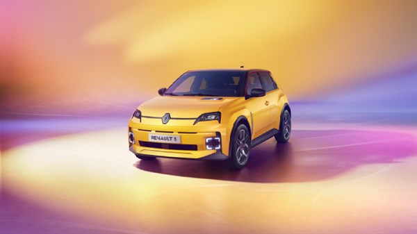 Renault 5 sprednji pogled, rumena barva, studijsko ozadje