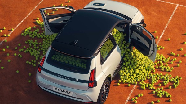 Beli Renault 5 z črnim strešnim delom.