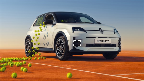 Beli Renault 5, zasnovan z modernimi, ostrimi linijami.