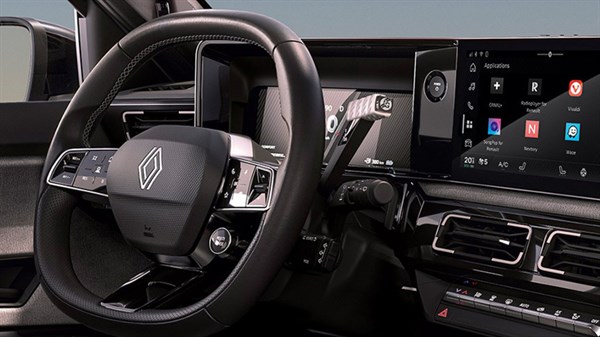 Notranjost Renault 5 z volanski krmilom z logotipom in digitalnim armaturnim zaslonom na dotik.