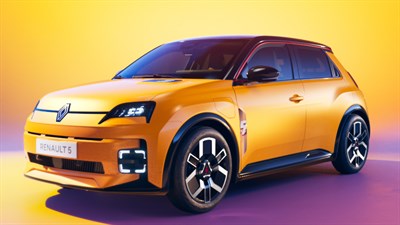 Rumeni Renault 5 na barvitem rumeno-vijoličastem studijskem ozadju.