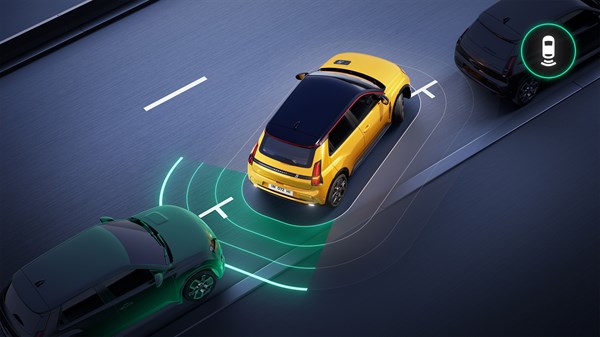 Renault 5 se manevrira v parkirni prostor z uporabo sistema zadnjih parkirnih senzorjev, ki omogoča enostavno parkiranje ob spremljanju bližnjih ovir.