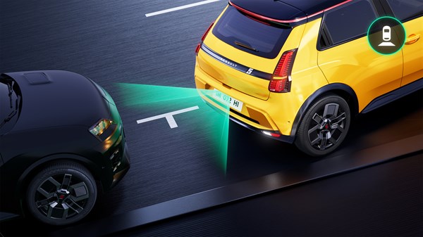 Renault 5 uporablja vzvratno kamero za pomoč pri parkiranju, da zazna ovire za vozilom in omogoči varno premikanje.