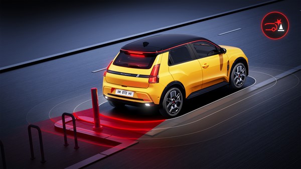 Renault 5 s sistemom za samodejno zaviranje v sili zadaj zazna oviro in se ustavi, da prepreči trčenje.