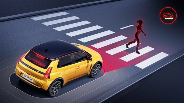 Sistem aktivnega zaviranja Renault 5 prepozna pešca na prehodu za pešče in se samodejno ustavi, da prepreči morebitni trk.