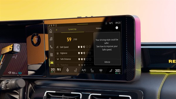 Varnostna ocena (Safety Score) na zaslonu vozila Renault 5