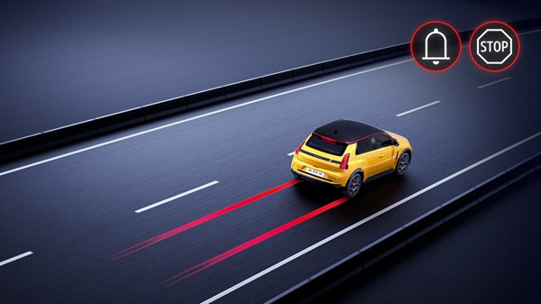 Renault 5 rumene barve, zadnji pogled na cesti z grafičnim prikazom asistenta za zasilno ustavljanje.