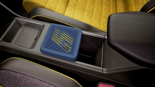 3D tiskani organizatorji za shranjevanje v notranjosti Renault 5 E-Tech, prikazani v sredinskem predalu.