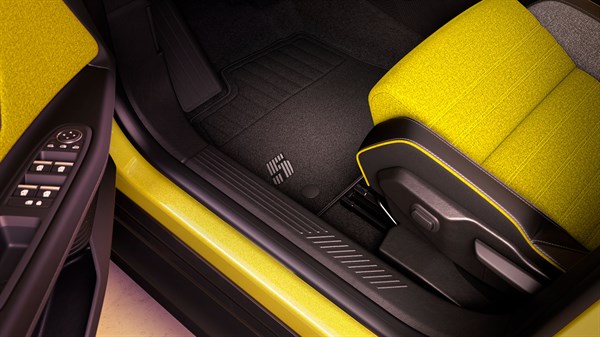 Ekskluzivne tekstilne preproge v notranjosti Renault 5 E-Tech z logotipom "5".