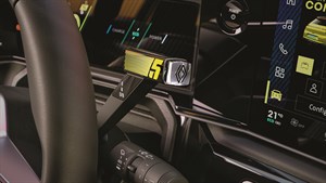 Renault 5 notranjost, detajl sredinske konzole z logotipom R5 in zaslonom.