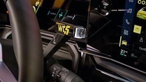 Renault 5 notranjost, detajl sredinske konzole z vzorcem wt5™.