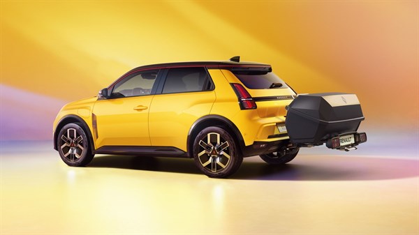 Renault 5 rumene barve, zadnji pogled z aero strešnim boksem na vlečni kljuki.