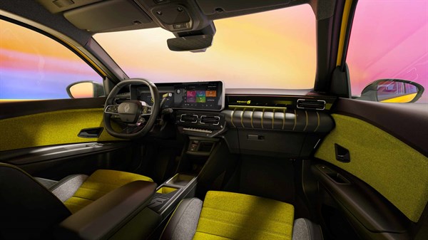 Renault 5 notranjost z rumeno-zeleno oblogo, armaturno ploščo in zaslonom.