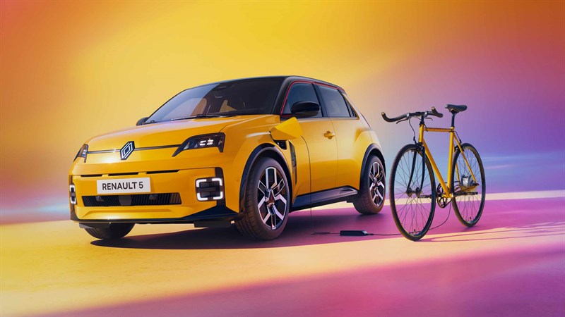 Renault 5 rumene barve, sprednji pogled z rumenim kolesom na barvitem ozadju.