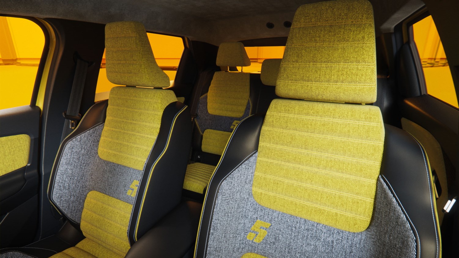 Notranjost avtomobila Renault 5, kjer so sedišča v kombinaciji rumene in sive barve.