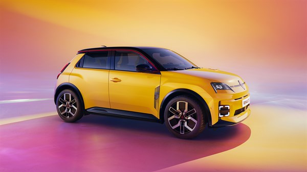 Renault 5 s kolesi, ki so nameščena na skrajnih robovih karoserije