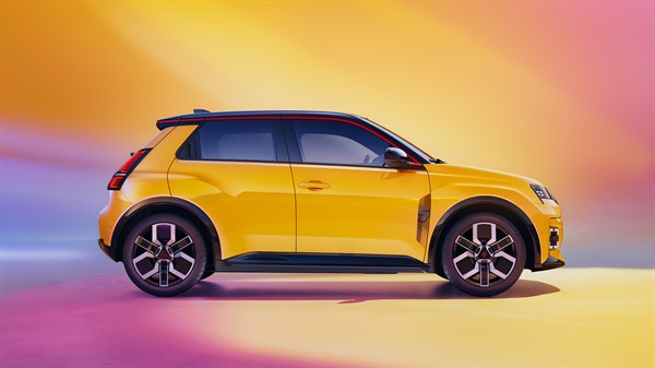 Renault 5 v bočni perspektivi, ki poudarja širšo medosno razdaljo in širše koloteke
